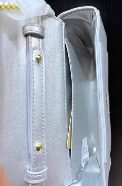Bvlgari
110 dhs💓
with box
🎁🎁🎁

size 19×5×10cm

Zain213
♥️♥️♥️