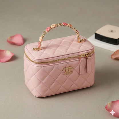 CHANEL Top Handle
Vanity Flower design
Lambskin Leather Material
With Mirror inside
With BOX🎁
Size : 18 cm
110 dhs✅

Zain239
♥️♥️♥️