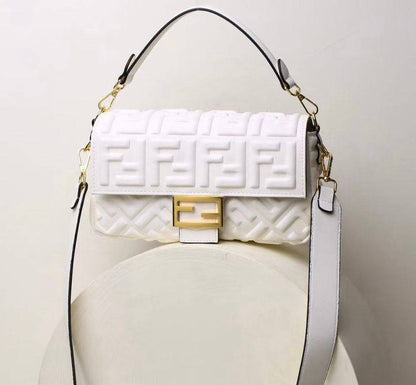 FENDI
 GOOD QUALITY 
WITH BOX
🎁🎁🎁

110 dhs✅
SIZE: 26cm

Zain39
♥️♥️♥️
