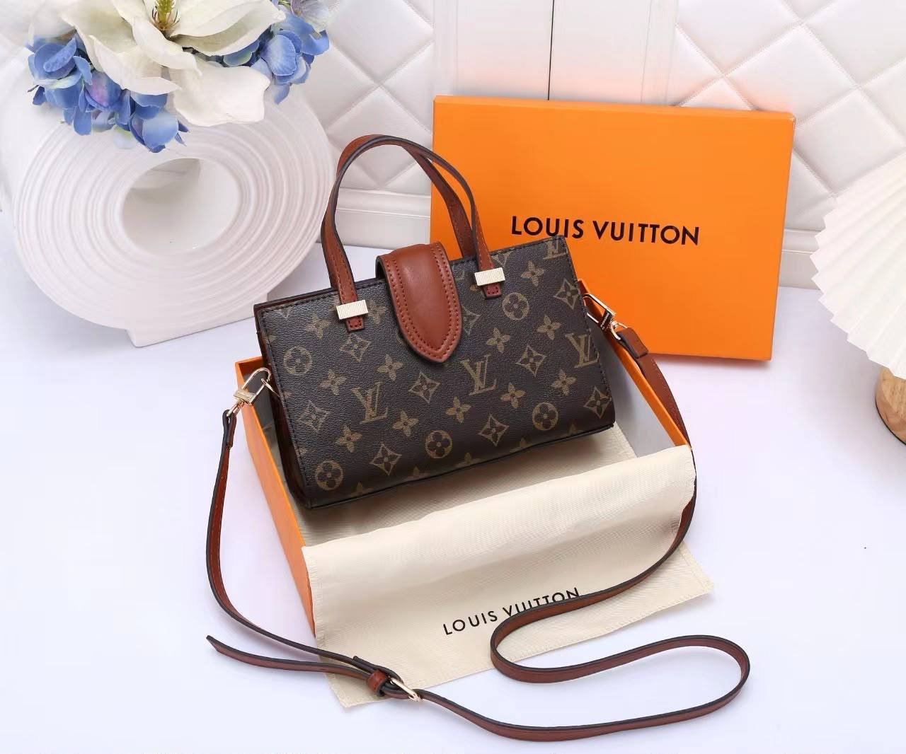 LV
Good quality 
Size 23*cm
100 dhs🇦🇪🇦🇪
With box 📦🔥🔥

Zain70
♥️♥️♥️