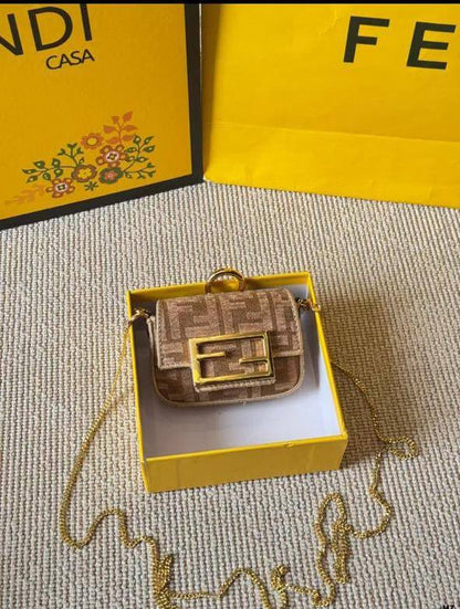 FENDI 
Keychain Nano Baguette
Master quality
11cm 

with box🎁🎁🎁

120 dhs❤️

Zain95
♥️♥️♥️