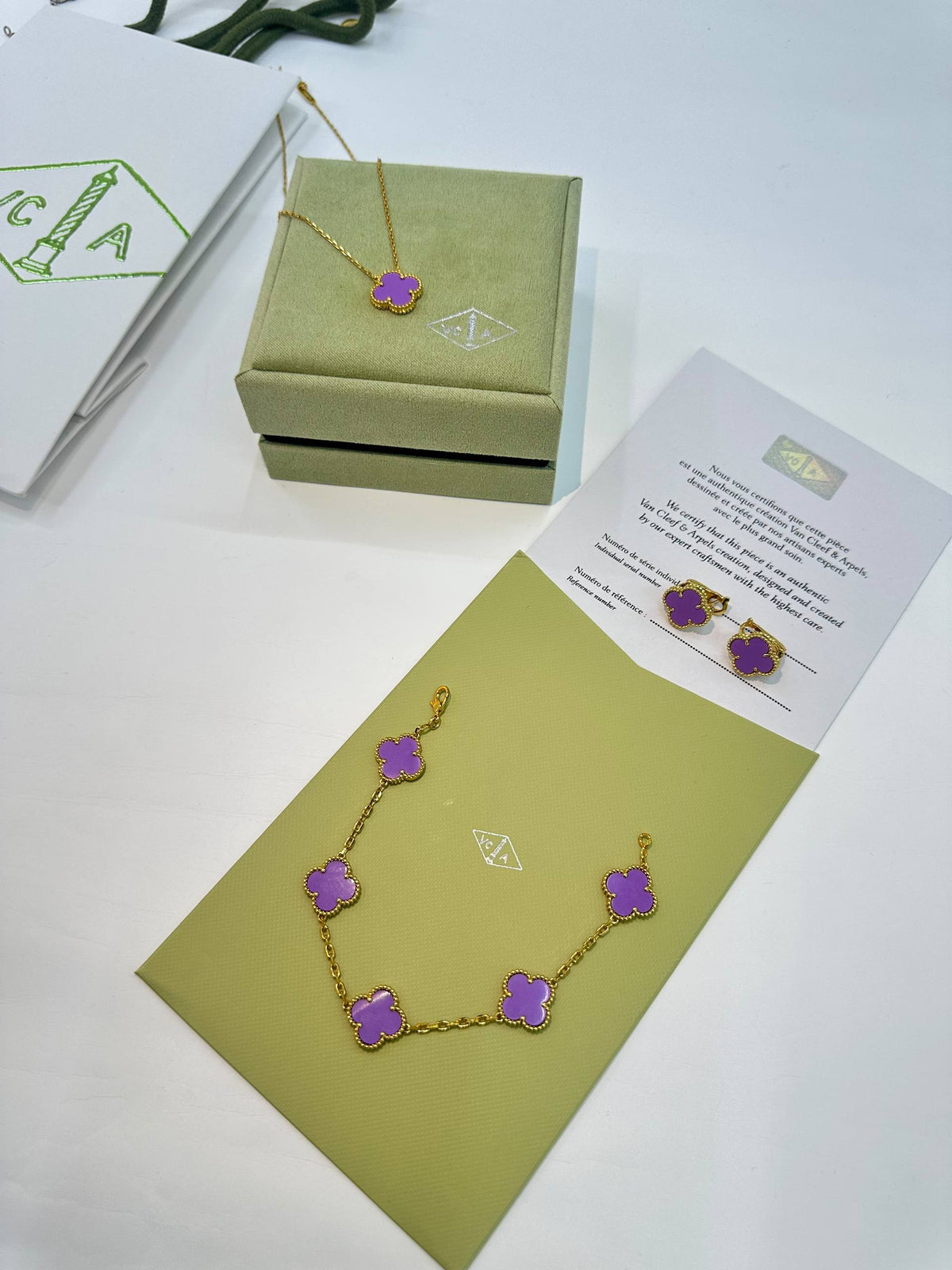 Van Cleef & Arpels🔥 Medium size🦋

 Necklace 💥
 Earring 🍁
 Bracelet 🔥

 Master quality 💯 
With normal boxes 🗃️ 
200 dhs🇦🇪🇦🇪

 With master box 🗃️
220 dhs🇦🇪🇦🇪

Zain216
♥️♥️♥️