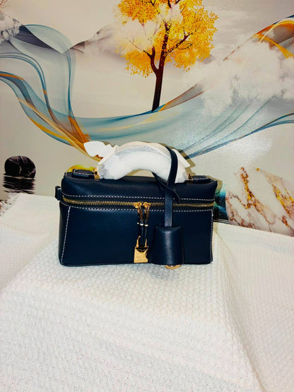 LORO PIANA

Best quality 
with box
100 dhs🇦🇪🇦🇪

size 19CM

Zain290
♥️♥️♥️
