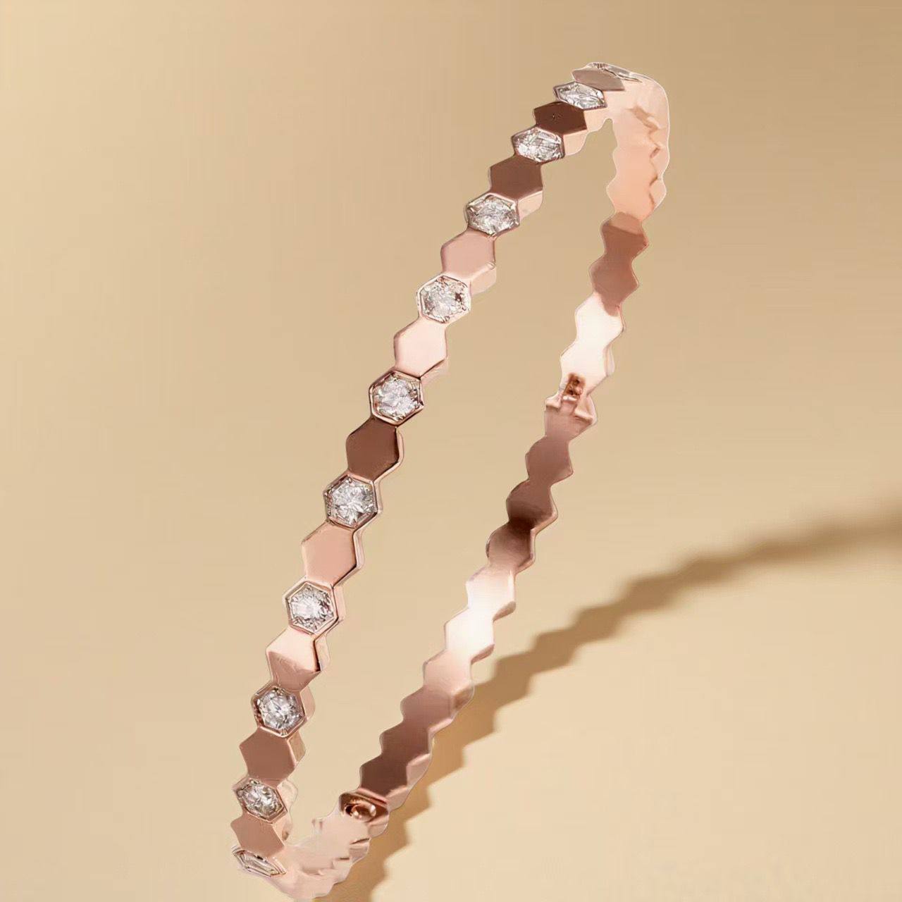 chaumet Paris s.Steel bangles with stone. Non tarnish 
30 dhs✅

Zain243
♥️♥️♥️