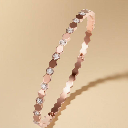 chaumet Paris s.Steel bangles with stone. Non tarnish 
30 dhs✅

Zain243
♥️♥️♥️
