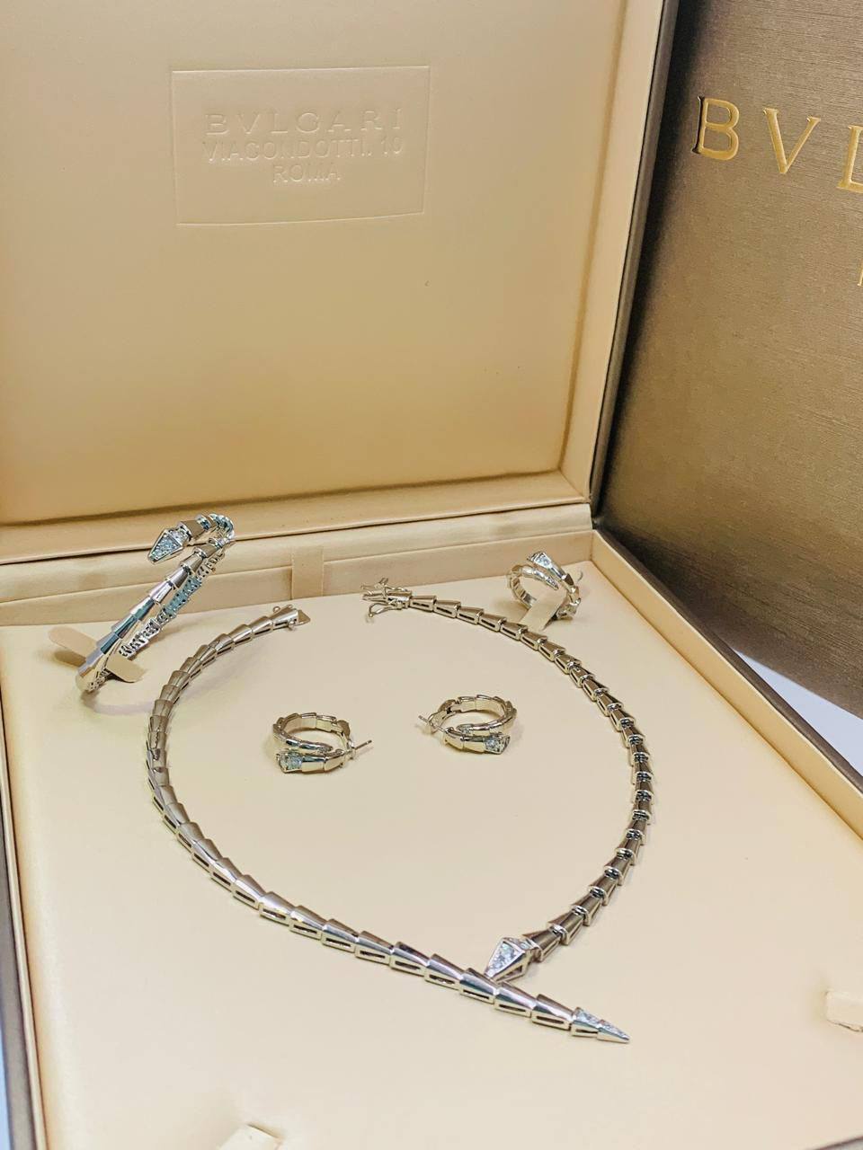 BVLGARI SET 
Master Quality
NECKLACE
BRACELET
EARRING
RING
With Master Box 
290 dhs🪙🌨️

Zain89
♥️♥️♥️