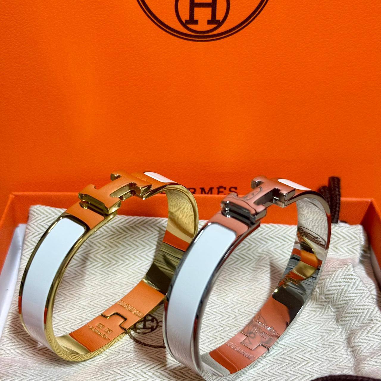Hermes ❤️‍🔥*
Bangle 💥
Master quality 💯
Size 17,19 available 💁
With normal boxes 📦 
45 dhs🪙🌨️
With master box 🗃️ 
60 dhs🪙🌨️

Zain216
♥️♥️♥️