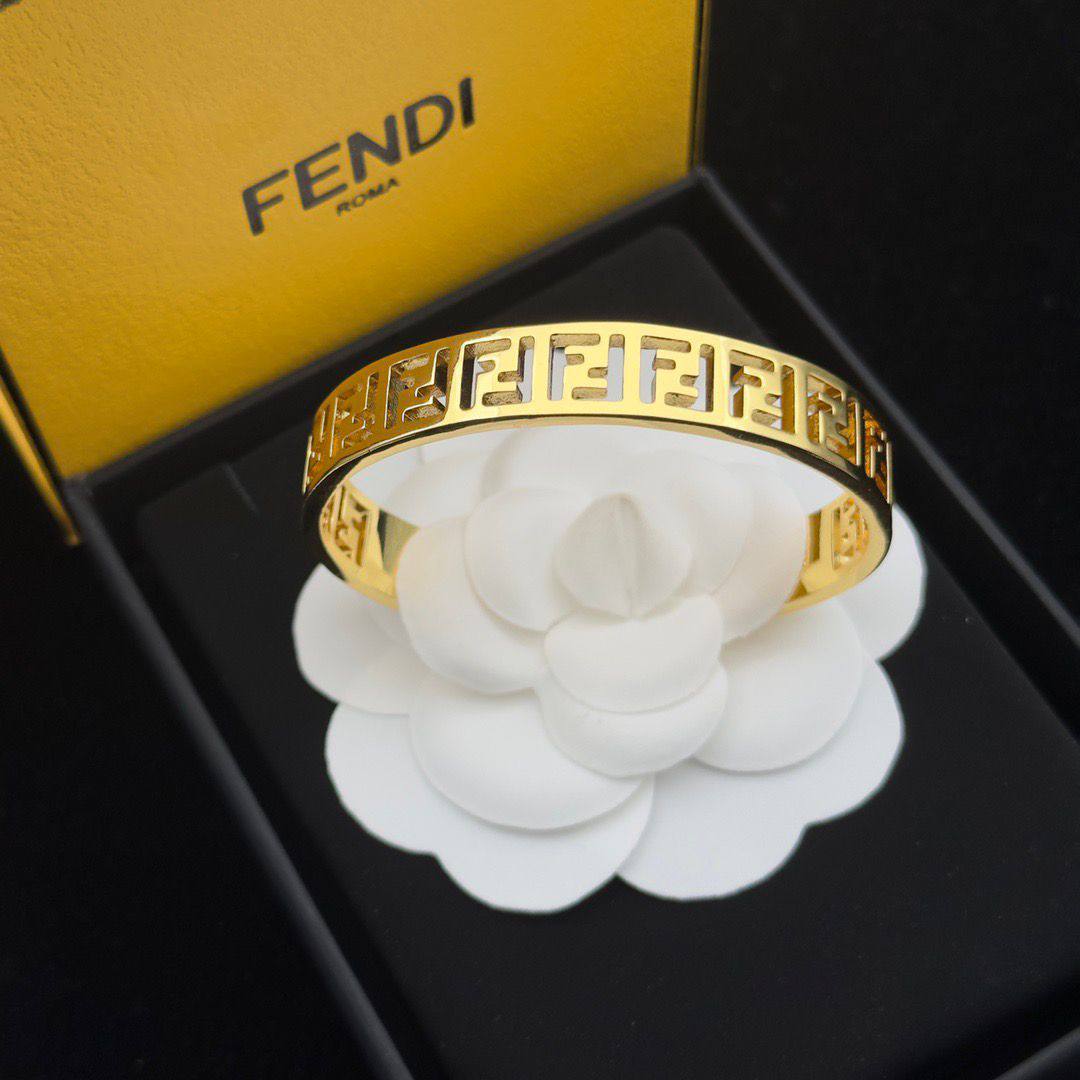 Fendi Bangle 
Master 
60 dhs🪙💕 
With Box And Paper Bag
🎁🎁🎁

Zain89
♥️♥️♥️
