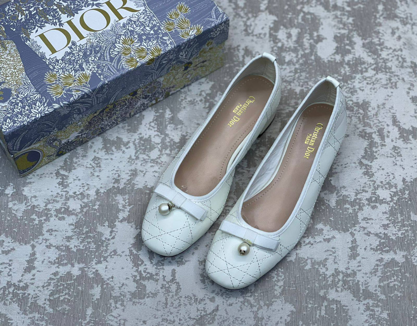 Dior 
Size 36 to 41

115 dhs🌺

Zain175
♥️♥️♥️