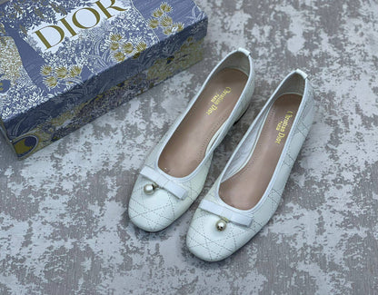 Dior 
Size 36 to 41

115 dhs🌺

Zain175
♥️♥️♥️