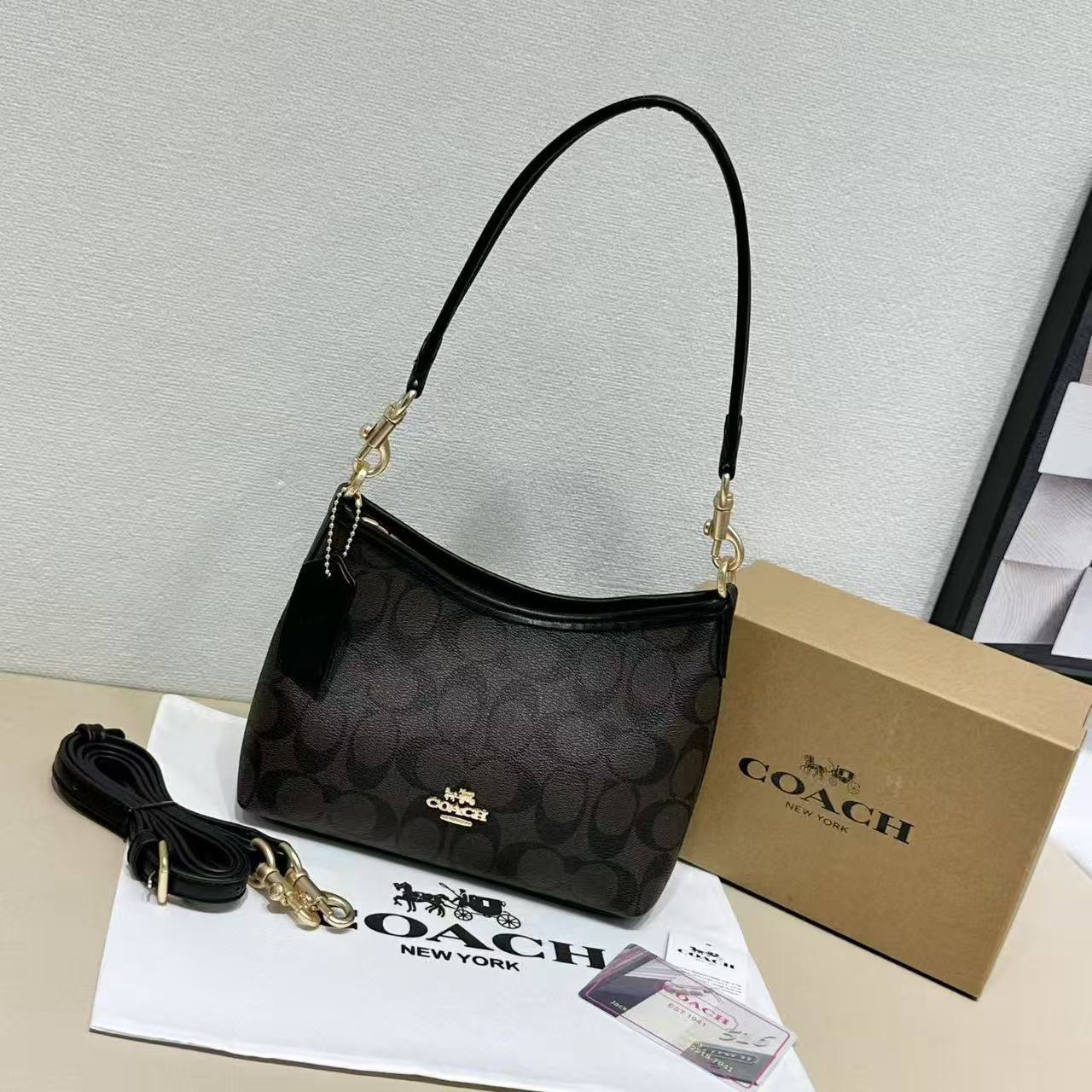 COACH 
20cm

90 dhs🪙

with box
🎁🎁🎁

Zain44
Zain254
♥️♥️♥️