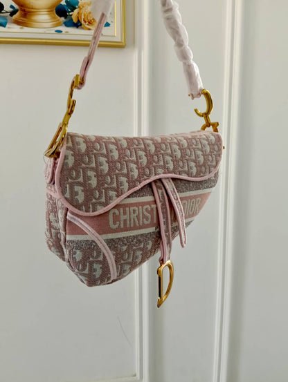 Dior

115 dhs🇦🇪🇦🇪

with box
size 25cm

Knitted fabric
High quality

Zain26
♥️♥️♥️