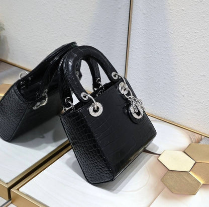 DIOR 

GOOD QUALITY 

WITH BOX 
🎁🎁🎁

115 dhs💓

Zain39
♥️♥️♥️