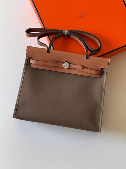 Hermes

Herbag 31cm💕master quality
😍with box❤️
🎁🎁🎁

590 dhs❤️

Zain52
♥️♥️♥️