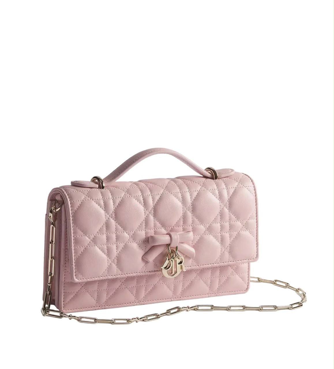 Dior
100 dhs🇦🇪🇦🇪

GOOD-quality 
with box

Zain35
♥️♥️♥️