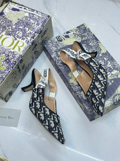Dior
 𝟑-𝐂𝐌
💯high quality
Size 36-37-38-39-40-41

110 dhs💛

Zain21
♥️♥️♥️