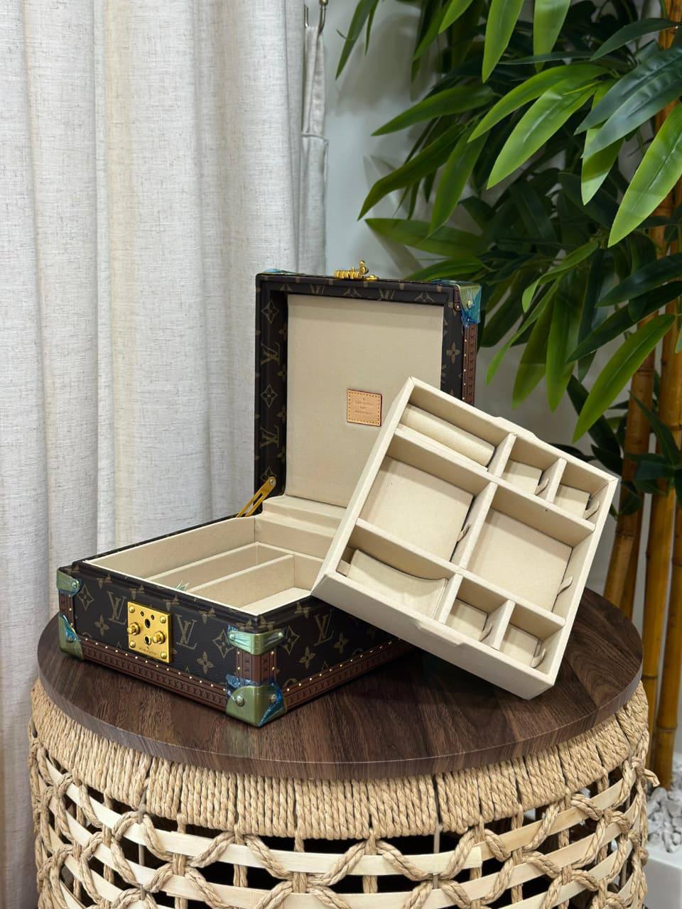 BRAND- LOUIS VUITTON 
*❗️JEWELLERY BOX❗*
*SUPER MASTER QUALITY ❗*
950 dhs✅
*WITH  PAPERBAG❗*

Zain267
♥️♥️♥️