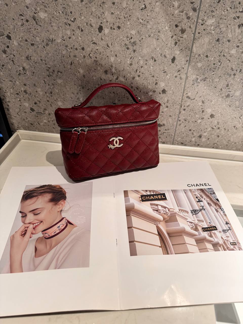 CHANEL
Best quality with box🎁
100 dhs✅
size 20CM

Zain290
♥️♥️♥️