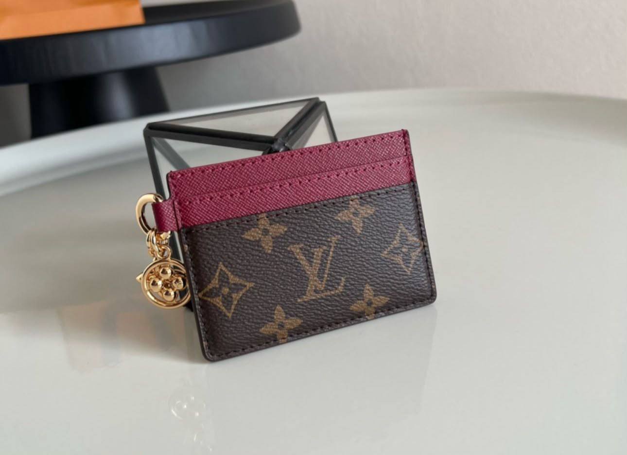 LV card holder
💝*Super Master*💝
320 dhs✅

Zain275
♥️♥️♥️