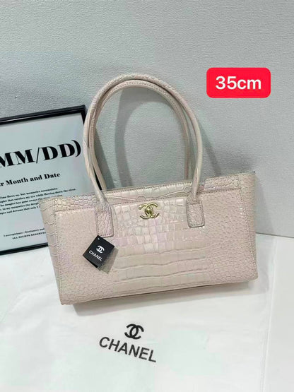 Chanel

150 dhs

Zain132
♥️♥️♥️
