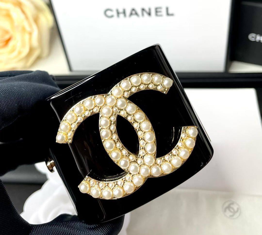 CHANEL
*Handcuff Bangle*
*MASTER*🍃💕
Normal box and paperbag🍃
140 dhs🗽

Zain263
♥️♥️♥️