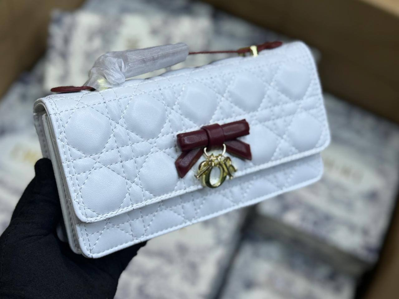 Dior
120 dhs💓
with box

Zain175
♥️♥️♥️