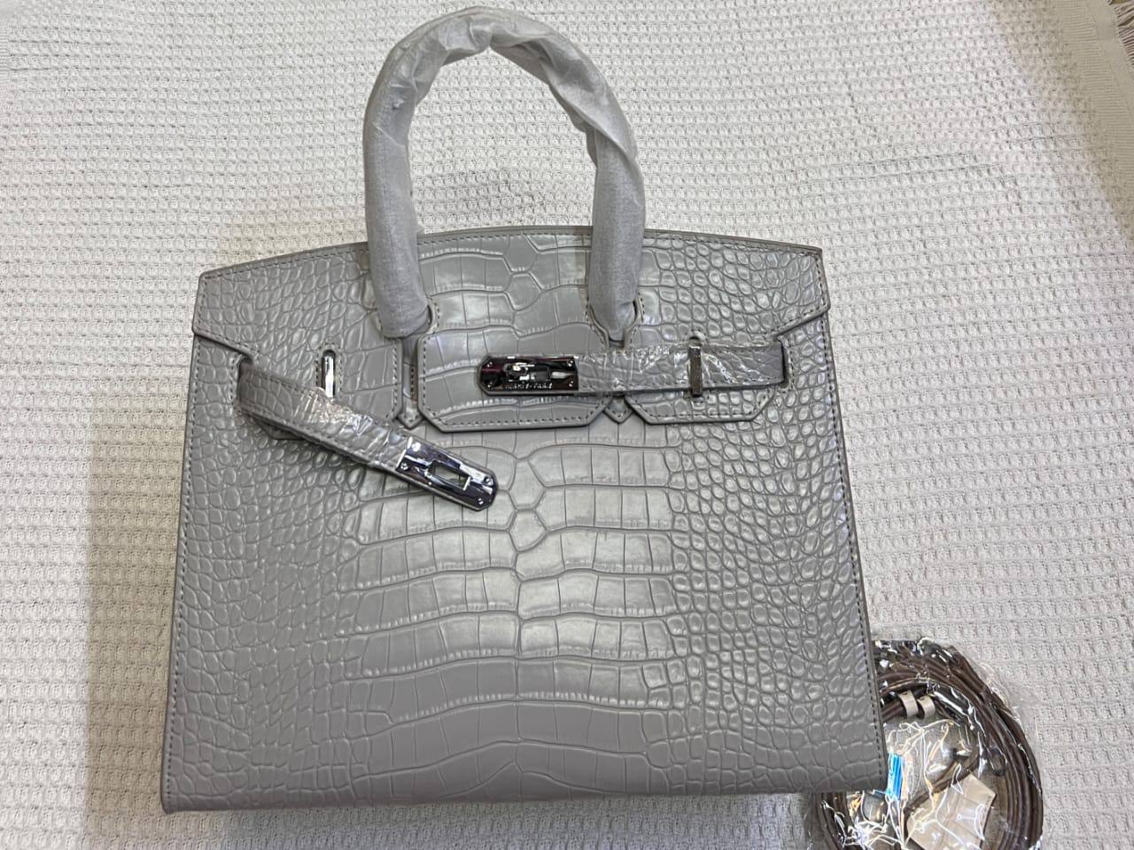 Hermes
105 dhs✅
size 30cm

Zain26
♥️♥️♥️