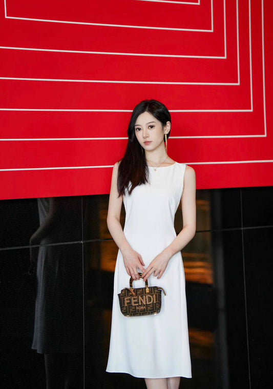 Fendi
95 dhs❣️
SIZE：20cm
Good-quality 

with box
🎁🎁🎁

Zain35
♥️♥️♥️