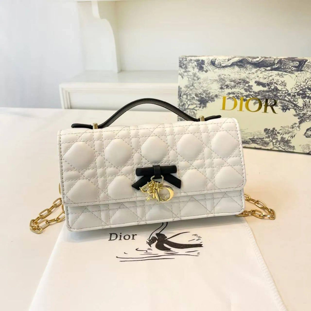 Dior
105 dhs🇦🇪🇦🇪

with box

size 21×12×7cm

Zain42
♥️♥️♥️