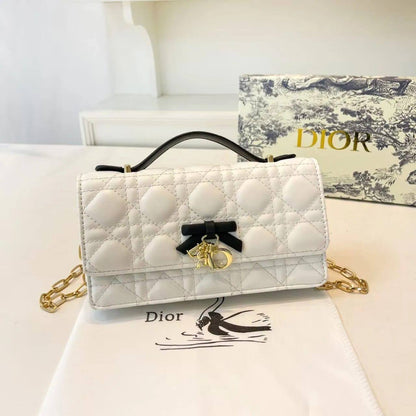 Dior
105 dhs🇦🇪🇦🇪

with box

size 21×12×7cm

Zain42
♥️♥️♥️