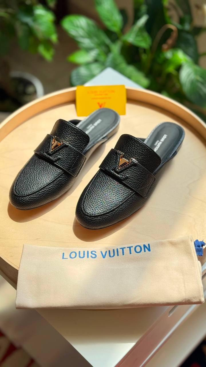 LV
Available🤩
Master quality 
Size: 36 to 41
450 dhs💓

Zain318
♥️♥️♥️