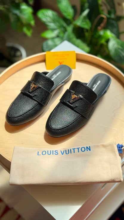 LV
Available🤩
Master quality 
Size: 36 to 41
450 dhs💓

Zain318
♥️♥️♥️