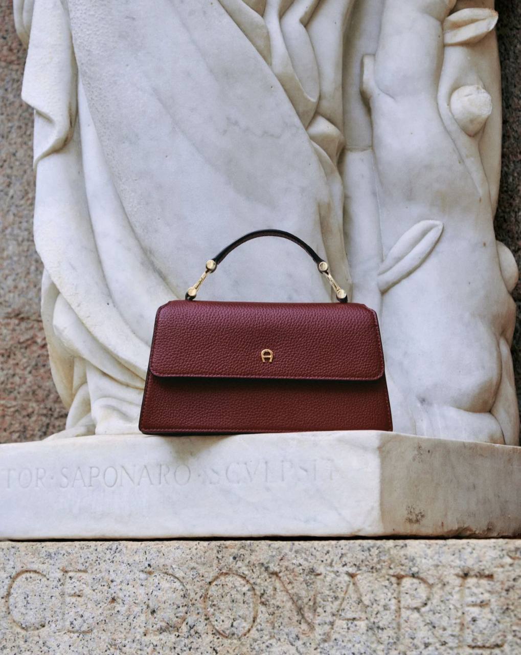 Aigner
95 dhs🪙🌨️
Size 24*7*15
with box
🎁🎁🎁

Zain07
♥️♥️♥️