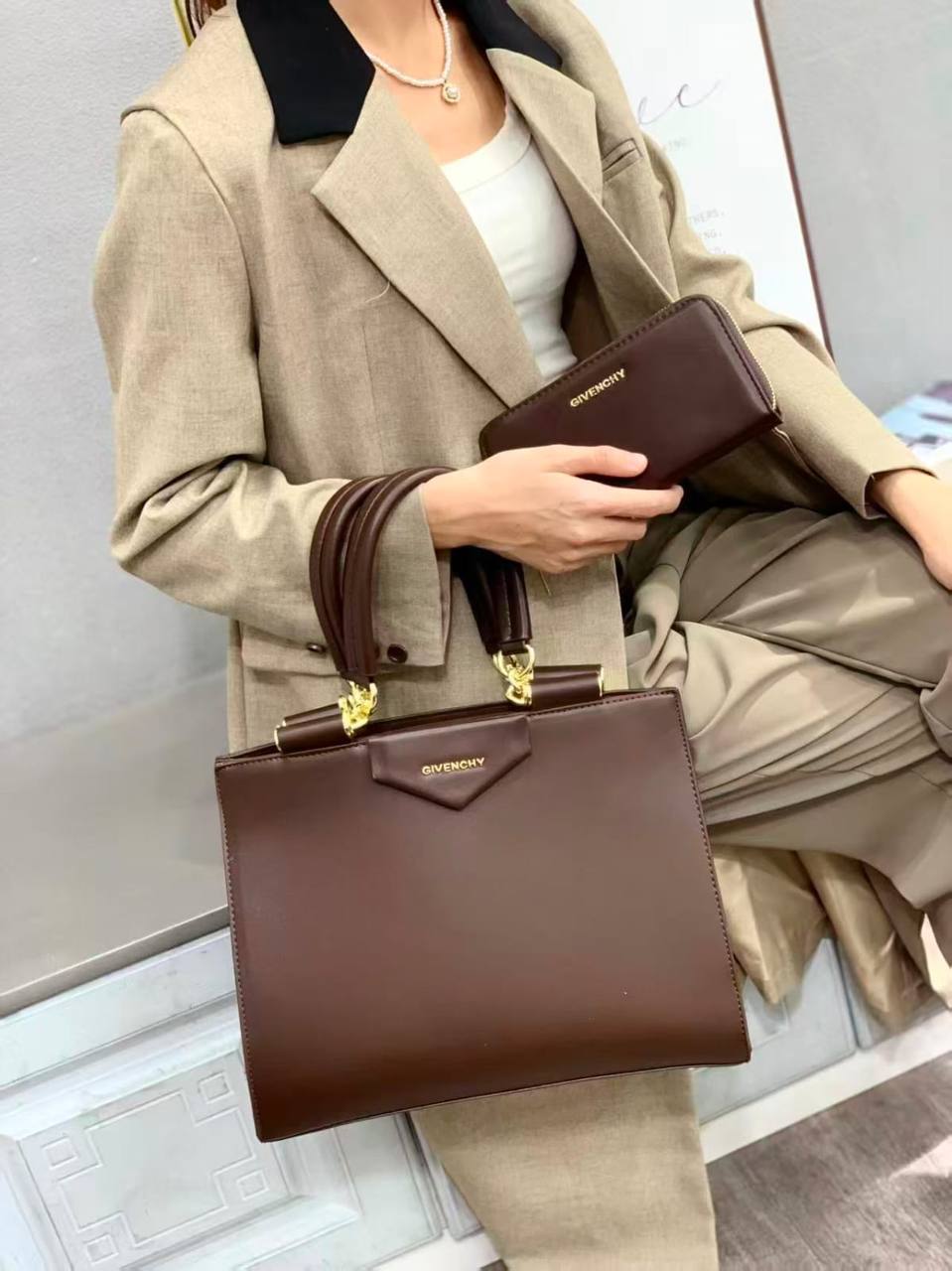 Givenchy
Givenchy size 35 cm 
Good quality 
120 dhs✅

Zain278
♥️♥️♥️