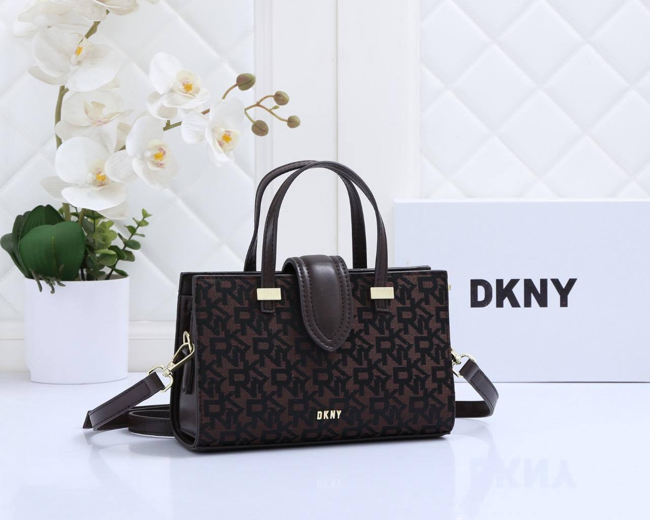 Dkny
Good quality 
Size 23*cm
100 dhs🇦🇪🇦🇪
With box 📦🔥🔥

Zain70
♥️♥️♥️