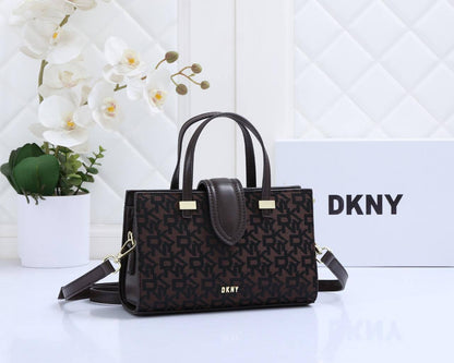 Dkny
Good quality 
Size 23*cm
100 dhs🇦🇪🇦🇪
With box 📦🔥🔥

Zain70
♥️♥️♥️