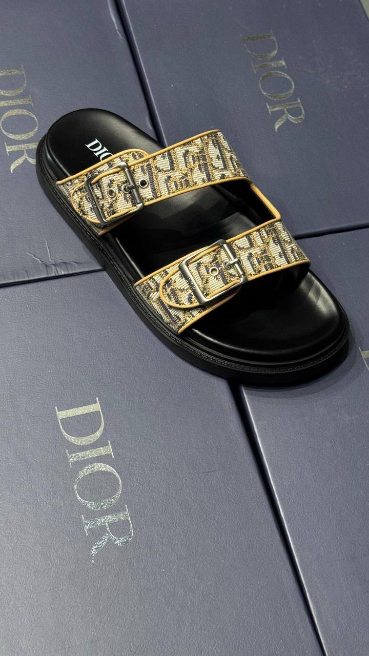 Dior Slipper
Size 40-45⚡️
120 dhs💓

Zain183
♥️♥️♥️