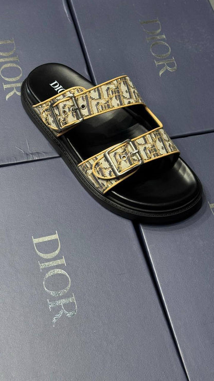 Dior Slipper
Size 40-45⚡️
120 dhs💓

Zain183
♥️♥️♥️