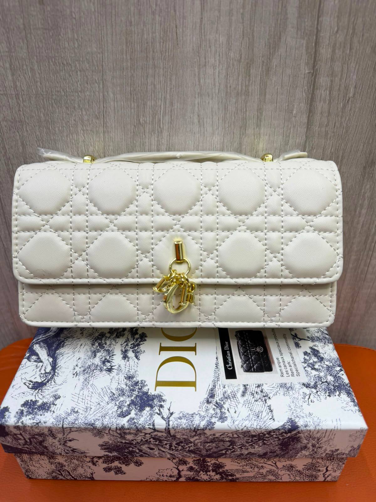 DIOR

Size  20cm

Withbox

110 dhs✅

Zain04
♥️♥️♥️