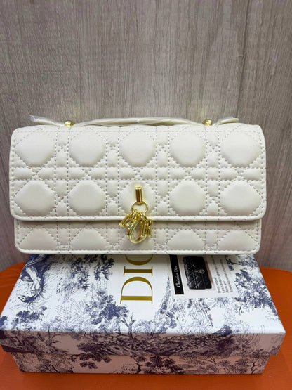 DIOR

Size  20cm

Withbox

110 dhs✅

Zain04
♥️♥️♥️