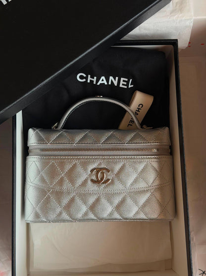 CHANEL
𝐕𝐚𝐧𝐢𝐭𝐲 𝐁𝐚𝐠 𝐖𝐢𝐭𝐡 𝐂𝐡𝐚𝐢𝐧 
950 dhs✅
Full Packge Super Master

ETAG4
♥️♥️♥️