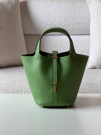 Hermes
picotin 18cm💥Master quality ✅

with box📦

340 dhs✅

Zain52
♥️♥️♥️