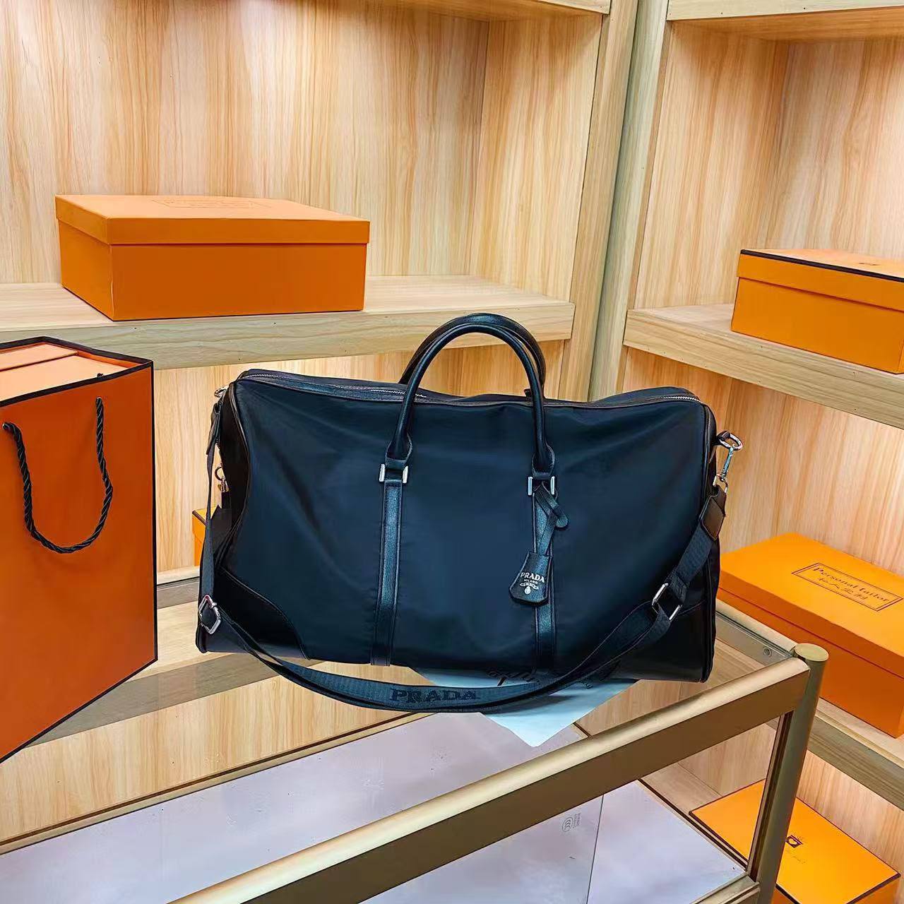 Prada
105 dhs✅
Size:50*27*27

Zain07
♥️♥️♥️