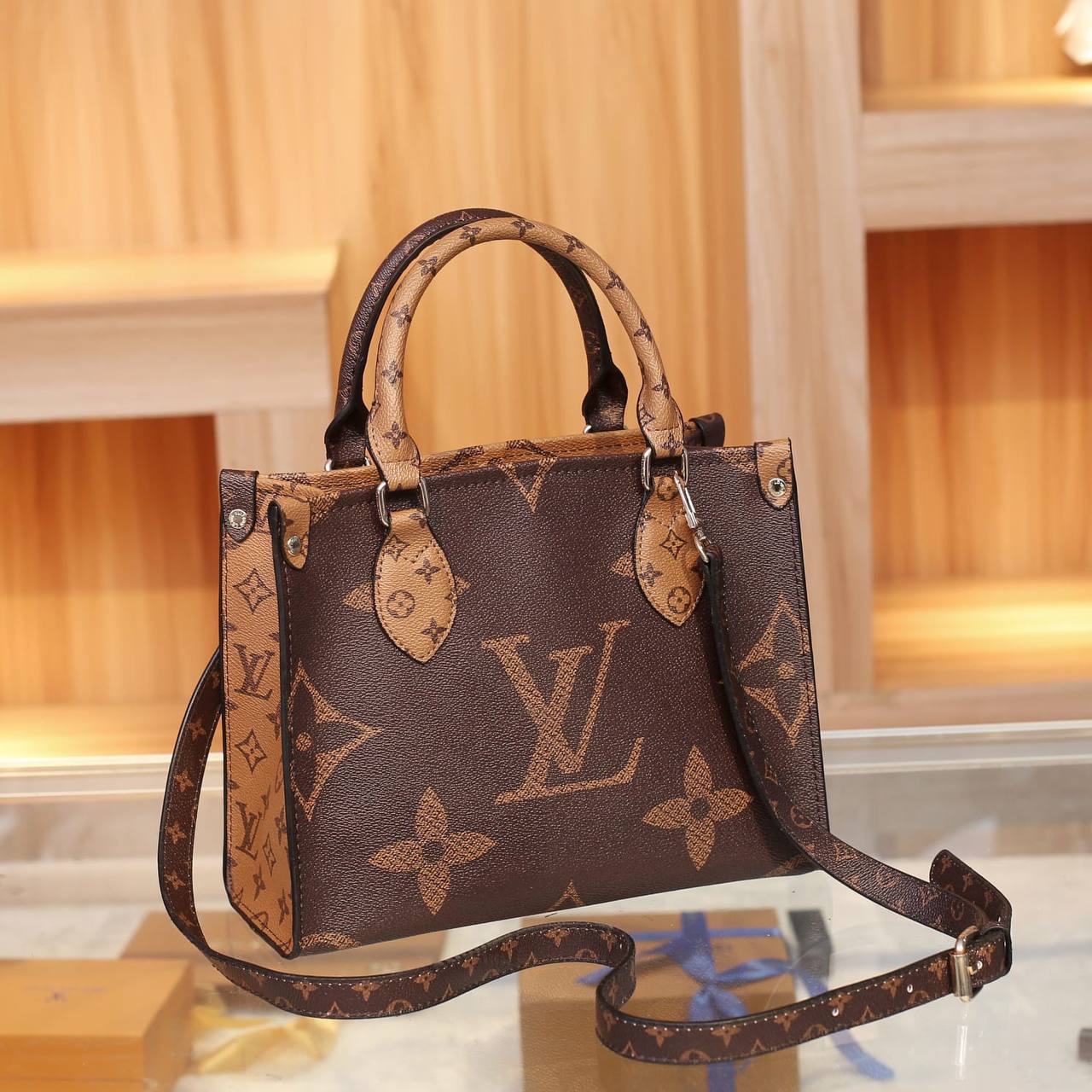 LV 
125 dhs🇦🇪
With box
🎁🎁🎁

Size 27cm

Zain161
♥️♥️♥️