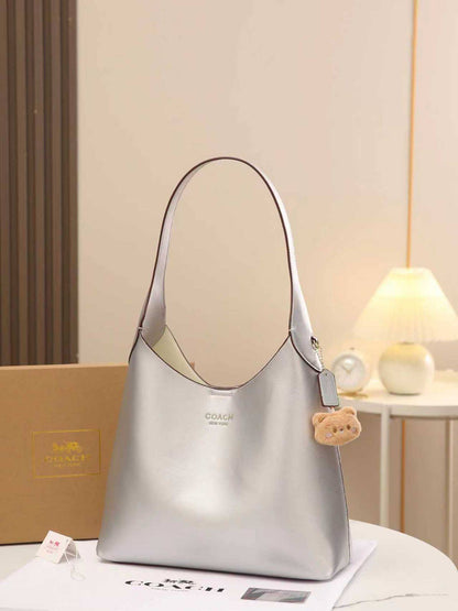 Coach 

good quality, size 34*27 cm 
95 dhs❣️

Zain12
♥️♥️♥️