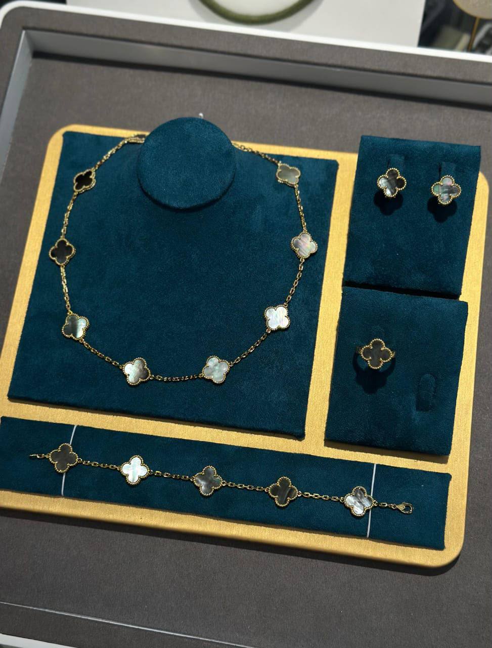 VCA SET 
10 flower necklaces 😍
5 flower bracelet❤️
One flower earring✨
One flower ring 💍 available size👇
6,7,8,9
With normal boxes 🗃️ 
280 dhs✅

With master box 📦 
350 dhs✅

Zain216
♥️♥️♥️