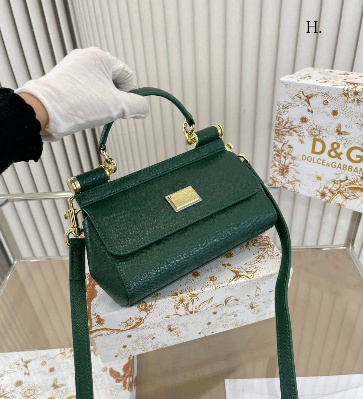 Dolce&Gabbana 

new came 
good quality 

with box 
105 dhs🇦🇪🇦🇪

Zain295
♥️♥️♥️