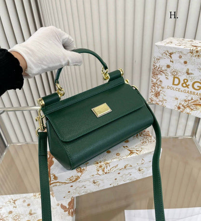 Dolce&Gabbana 

new came 
good quality 

with box 
105 dhs🇦🇪🇦🇪

Zain295
♥️♥️♥️