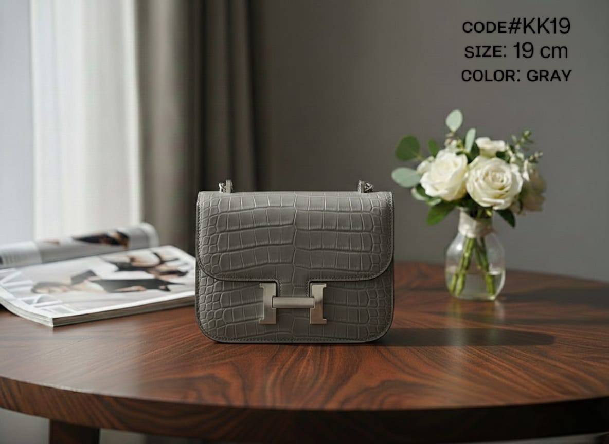 HERMES ᴄᴏɴsᴛᴀɴᴄᴇ
ᴄʀᴏᴄᴏᴅɪʟᴇ ɢʟᴏssʏ ʟᴇᴀᴛʜᴇʀ
sɪʟᴠᴇʀ ʜᴀʀᴅᴡᴀʀᴇ
ᴡɪᴛʜ ʟᴏɴɢ ʙᴇʟᴛ sᴛʀᴀᴘ
sɪᴢᴇ: 19 cm
ᴡɪᴛʜ BOX
🎁🎁🎁

95 dhs💓

Zain31
♥️♥️♥️