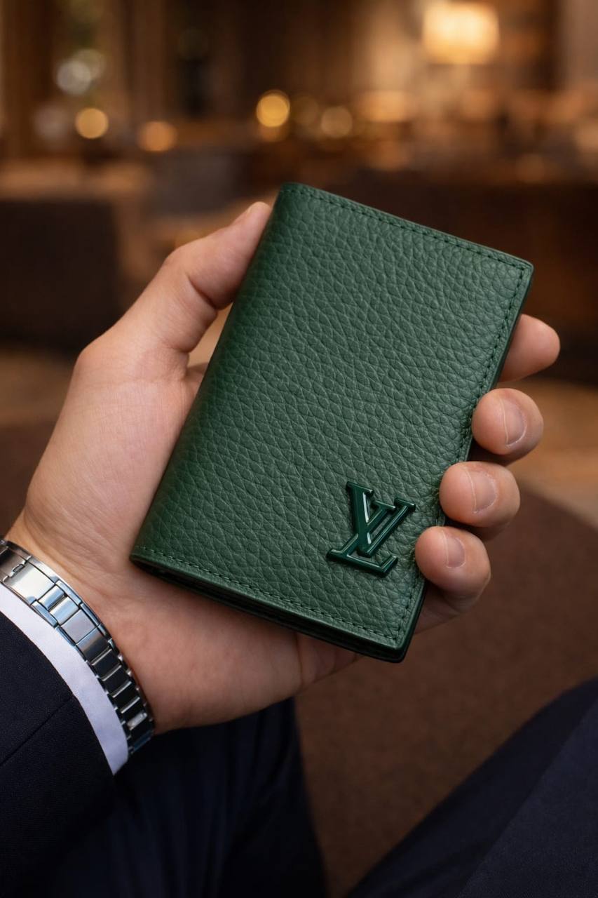 Lv master quality wallet 

with box
🎁🎁🎁

90 dhs💓

Zain59
♥️♥️♥️